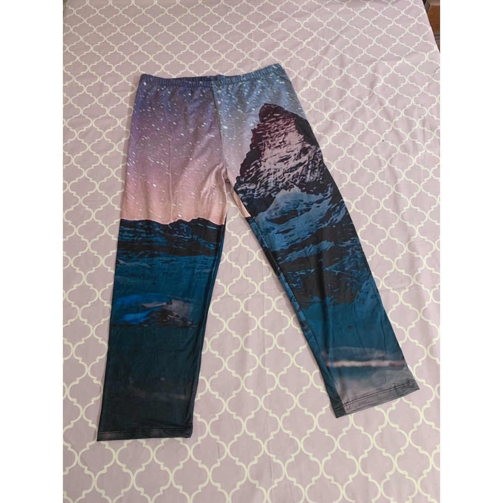 4/$10 Sierra landscape Cropped Leggings Plus